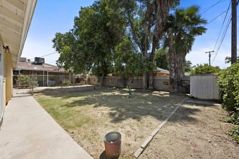 ~New~ Bright and Spacious Back House Condominio in Bakersfield