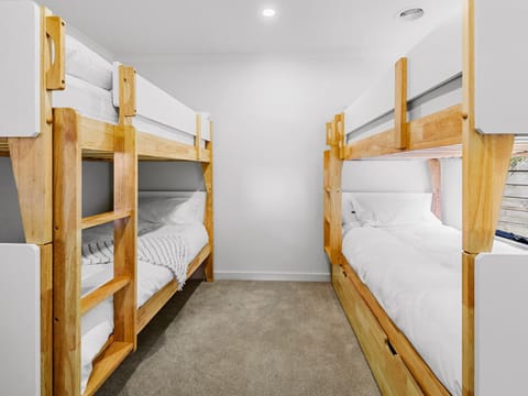 Bedroom, bunk bed