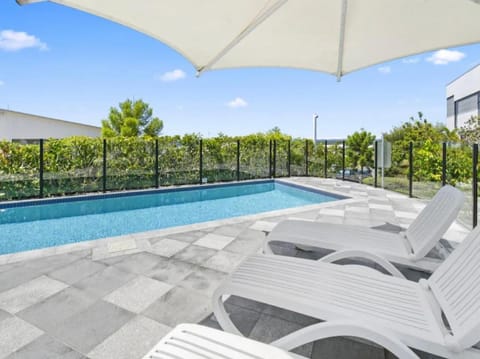 Luxury Private Queen Room with Balcony & Bathroom in Shared Apartment Panorama Gold Coast Condo in Nerang