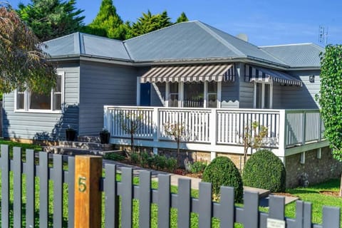 Quarry Hill Cottage, 1 minute walk into Berrima. House in Berrima