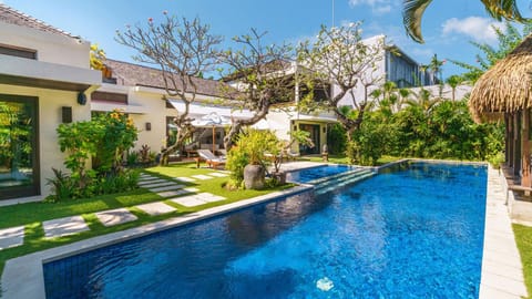 Property building, Garden view, Pool view, Swimming pool, sunbed