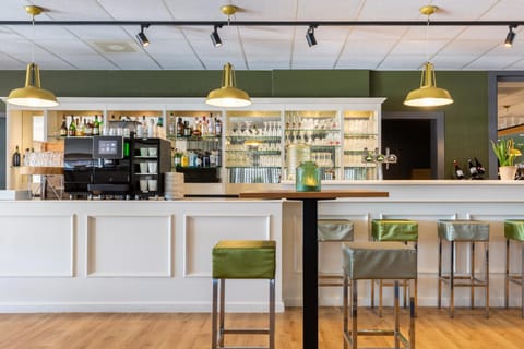 Restaurant/places to eat, Lounge or bar