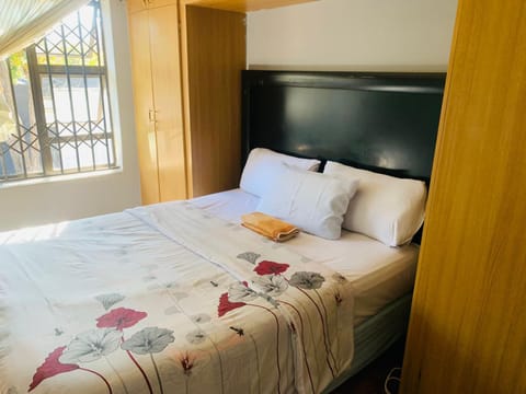 Slumber Lake Guest House Bed and Breakfast in Roodepoort