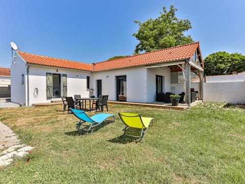 Property building, Day, Garden, Garden view, sunbed