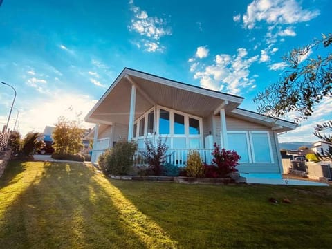 Property building, Day, Natural landscape, Garden, Garden view