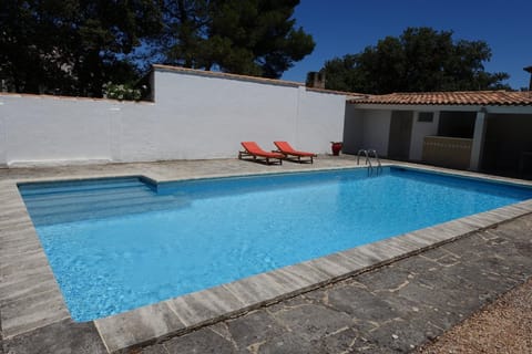 Grande chambre d'hôtes dans maison provençale avec piscine Bed and Breakfast in Cavaillon