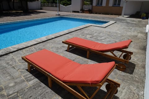 Grande chambre d'hôtes dans maison provençale avec piscine Bed and Breakfast in Cavaillon