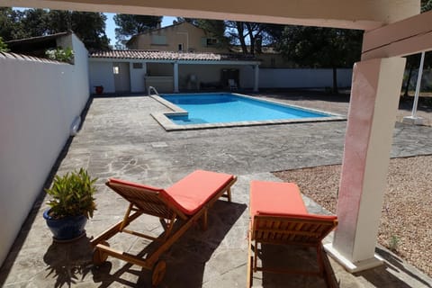 Chambre d'hôtes dans maison provençale avec piscine Vacation rental in Cavaillon