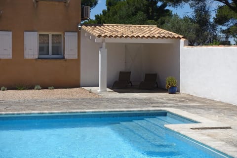 Chambre d'hôtes dans maison provençale avec piscine Vacation rental in Cavaillon