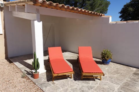 Chambre d'hôtes dans maison provençale avec piscine Vacation rental in Cavaillon