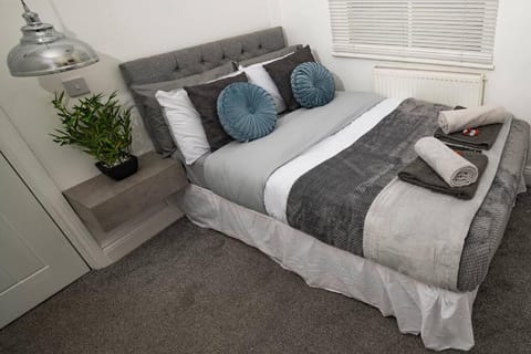 Roscoe House 4 Bedrooms Workstays UK Casa in Middlesbrough