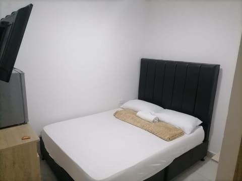 Bed, TV and multimedia, Photo of the whole room, Bedroom, towels