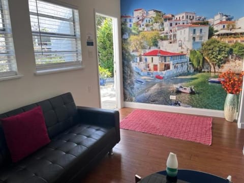 Pineapple district, walk to Atlantic, free parking, pets (342-1) Condo in Delray Beach