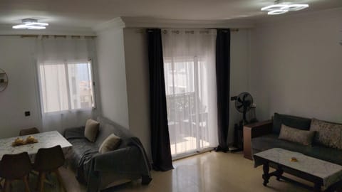 Dreams hills Tingis Appartement Neuf pour famille de 7 personnes- Piscine Garage gratuit Wifi Terrasse Climatisation Netflix IPTV à 5mn de la plage et corniche Malabata Condominio in Tangier