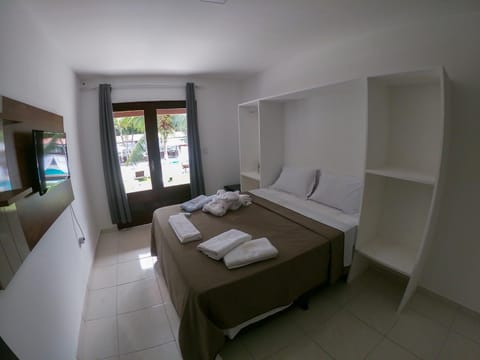 Bed, TV and multimedia, Photo of the whole room, Pool view, towels