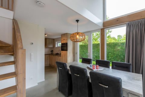 Luxe vakantiehuis De Zonnestraal, Kloosterweg 85 | Burgh Haamstede House in Burgh-Haamstede