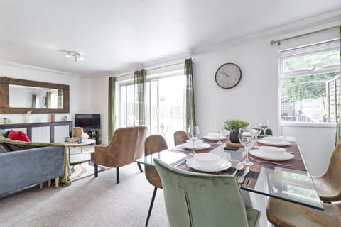 Elegant 3 Bedroom House in Basildon - Essex Free Parking & Superfast Wifi, upto 6 Guests Villa in Basildon