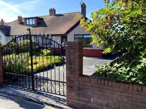 Property building, Day, Garden, Garden view, Street view