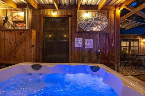 Pet Friendly! Hot Tub, 2mins from Main, Fire Pit House in Fredericksburg