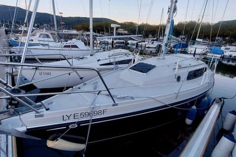 Voilier Sunbeam Yachts 27,5 à quai au Grand Port Aix les Bains Barca ormeggiata in Aix-les-Bains