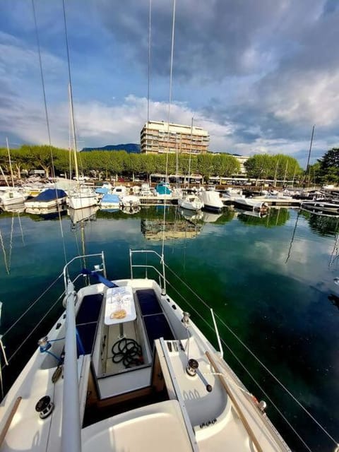 Voilier Sunbeam Yachts 27,5 à quai au Grand Port Aix les Bains Barco atracado in Aix-les-Bains