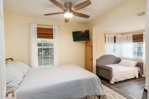 The Green Bench Cottage - Pet Friendly House in Pinellas Park