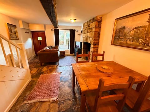 Crown Cottage - Charming 2 Bed Cottage House in Stroud