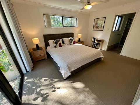 Sandstone Point Sleeps 10, 4-bedroom home House in Sandstone Point