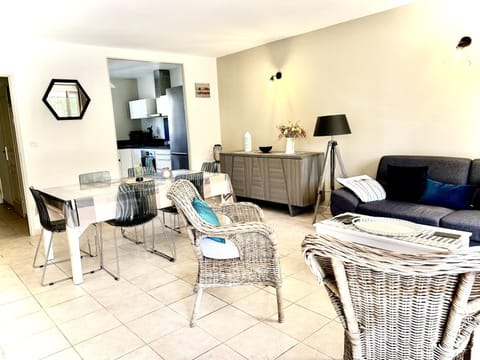 Maison Calme 6 Pers. au Golf Pont Royal - Piscine, Terrasse, Parking, Clim, Fibre - 13370 Mallemort - FR-1-658-24 House in Mallemort