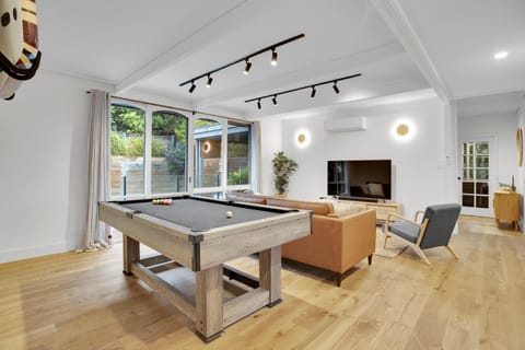 Billiard, Living room