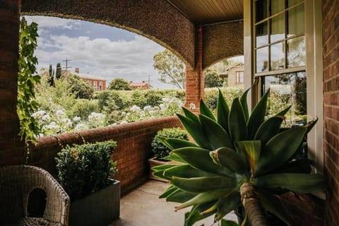 Green Gables King Suite Apartment in Castlemaine