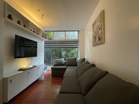 TV and multimedia, Living room, Seating area, Evening entertainment