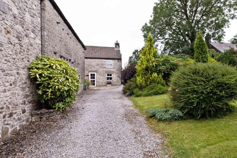 Property building, Spring, Day, Garden, Garden view