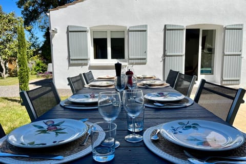 Patio, Day, Dining area