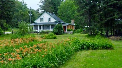 La Sacacomie Unique, Petit déjeuner bio, Grand terrain, table de Pool Chalet in Saint-Alexis-des-Monts