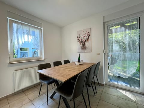 Dining area, Food