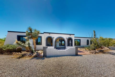 The Southern Retreat House in Tucson Estates