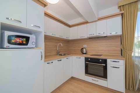 Kitchen or kitchenette, dishwasher, minibar, oven, pet friendly, stove, toaster