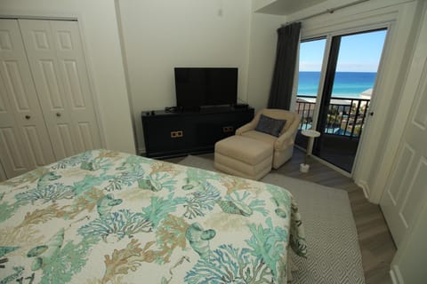 Luxurious Beachfront Condo Stunning 7th Floor Views and tram at Westwinds in Sandestin House in Gulf Pines