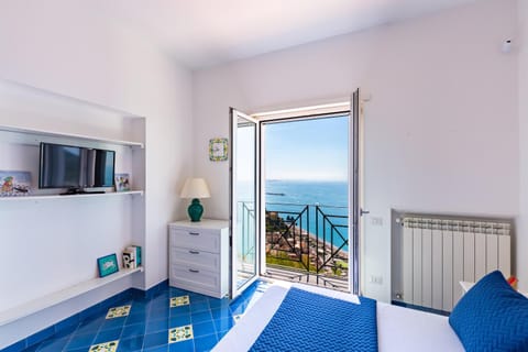 TV and multimedia, View (from property/room), Bedroom, Sea view