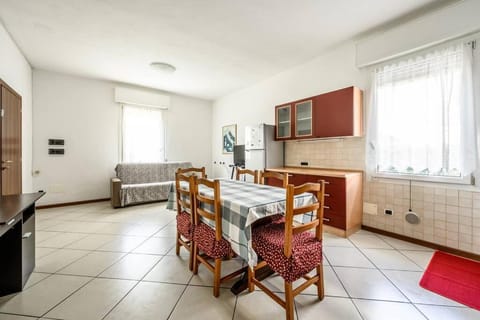 Kitchen or kitchenette, Living room, Seating area, Dining area, pet friendly, stove