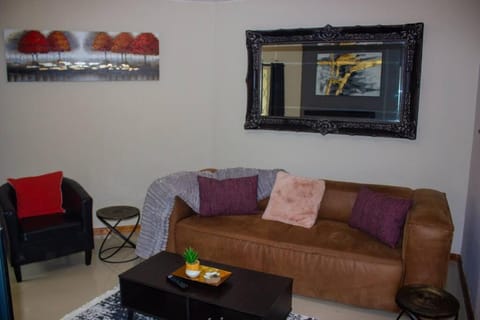 A homely and secure 2 bedroom with uncapped Wifi Eigentumswohnung in Sandton
