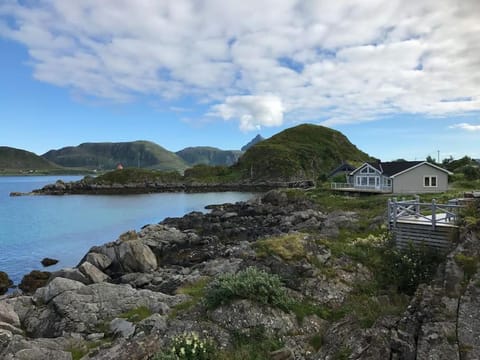 Hytte ved sjøen House in Lofoten