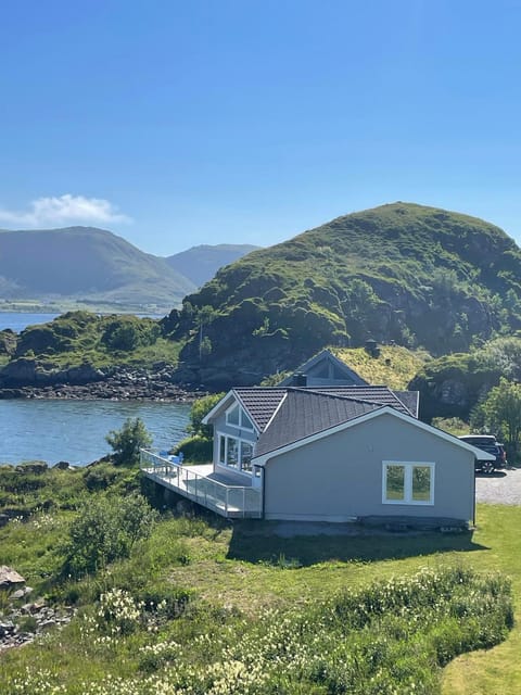 Hytte ved sjøen House in Lofoten