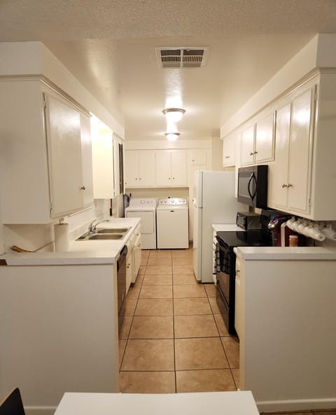 Centrally Located, 4x Queen, 300 MBPS Internet with Backyard! House in Hemet