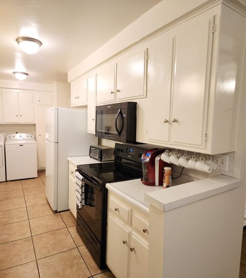 Centrally Located, 4x Queen, 300 MBPS Internet with Backyard! Haus in Hemet