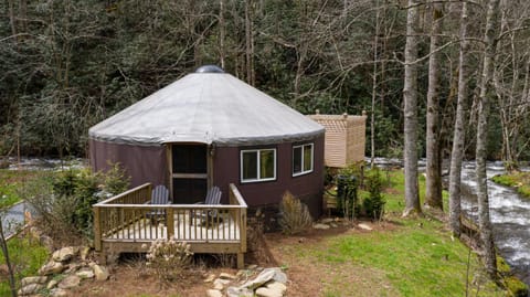 Otter Creek Luxury Yurt - Creekside Glamping with Private Hot Tub Villa in Nantahala