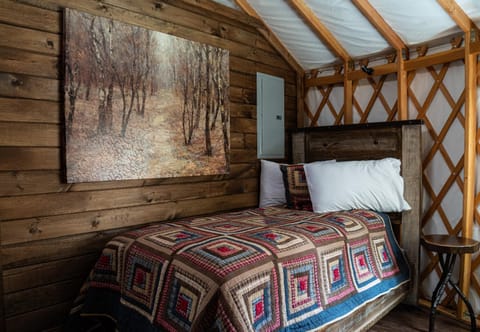 Creekside Cove Luxury Yurt - Creekside Glamping with Private Hot Tub Chalet in Nantahala