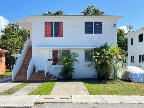 Comfy & Updated Apartment centrally located minutes away from everything! Condo in Coral Gables