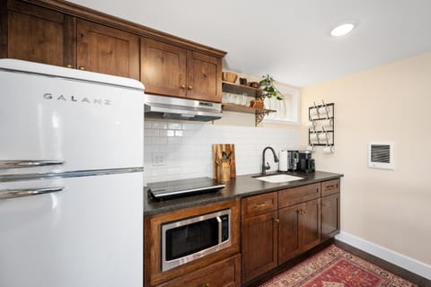 Kitchen or kitchenette, minibar, pet friendly, stove, toaster